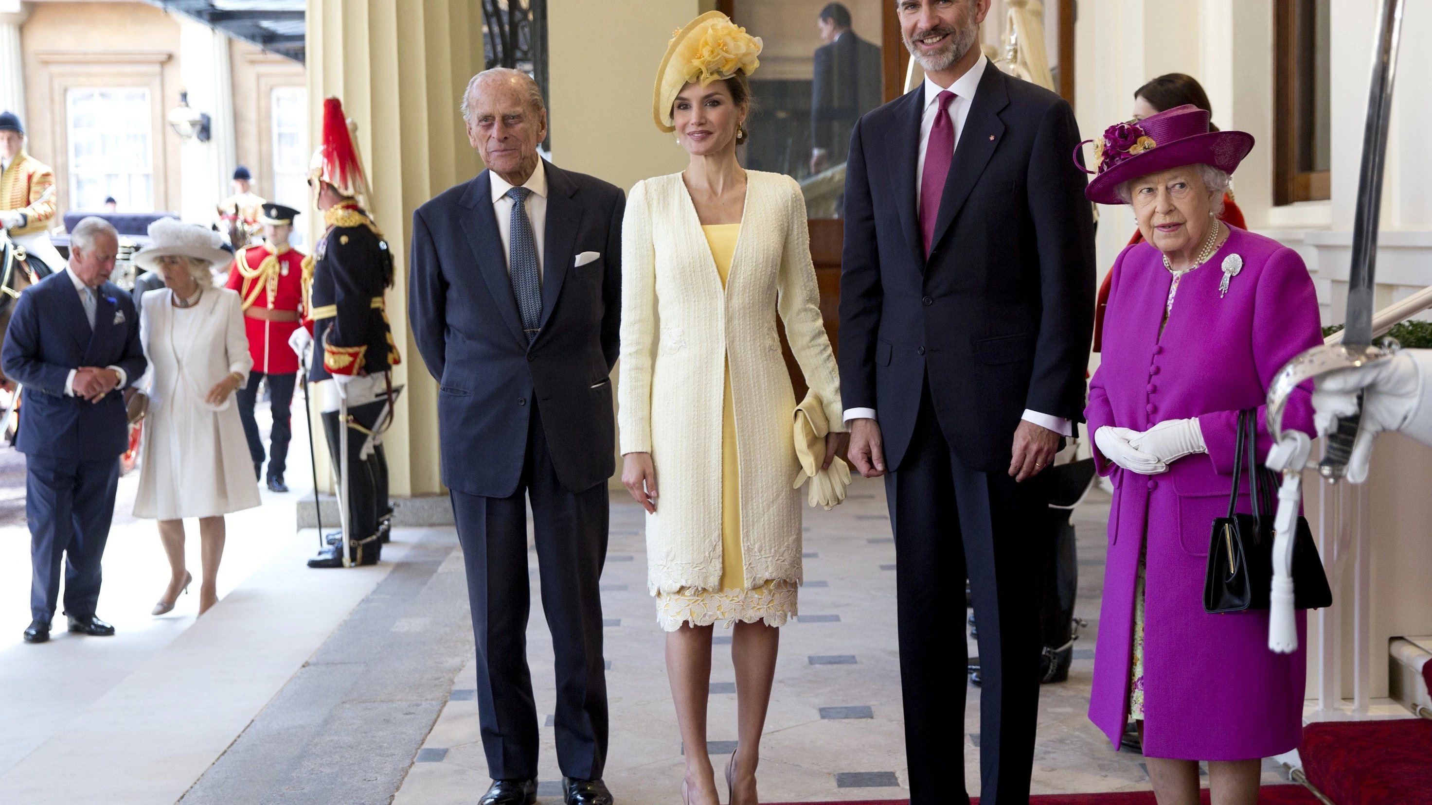 Felipe VI, junto a la reina Letizia, la reina Isabel II y el Duque de Edimburgo