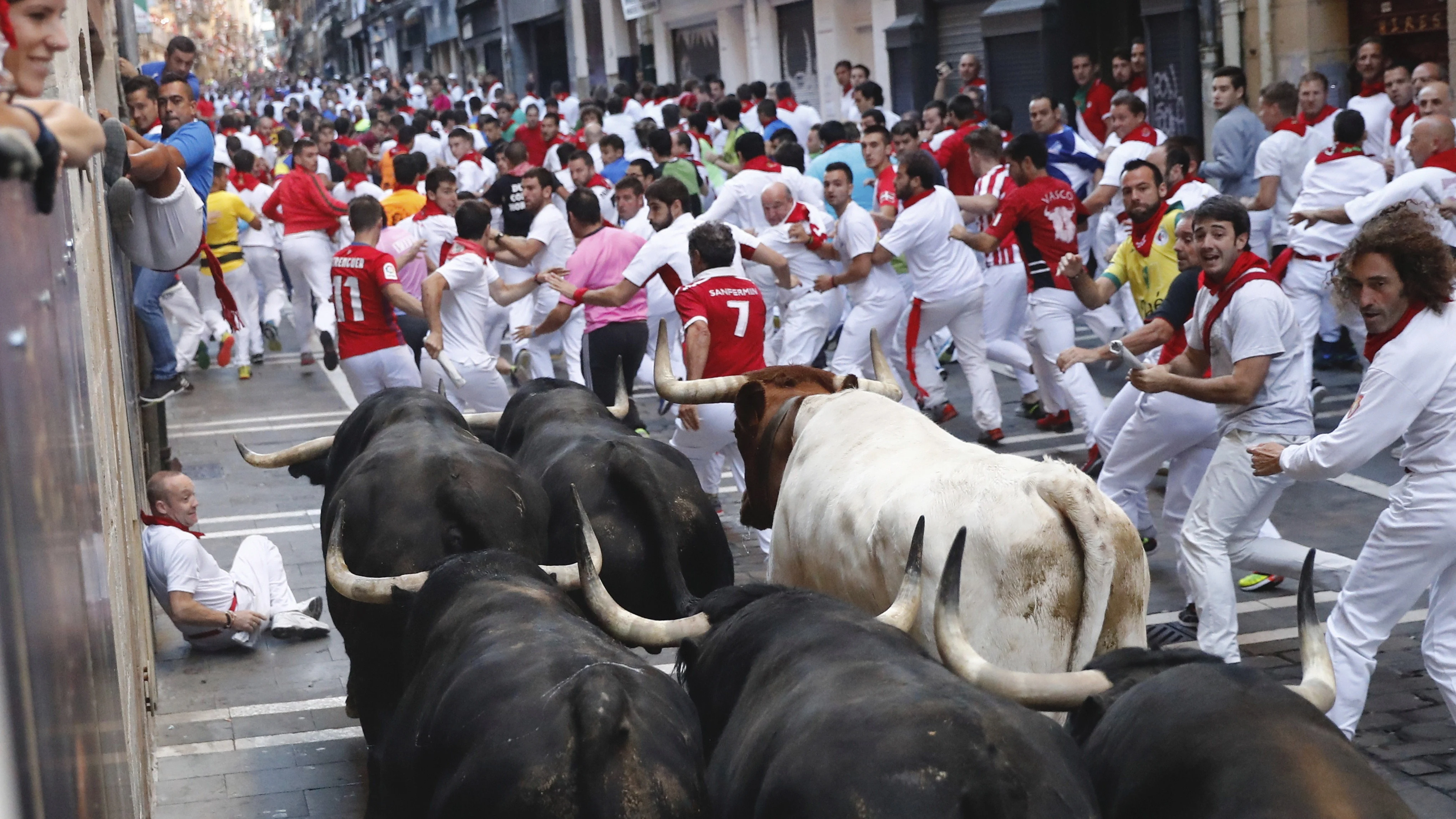Los toros de Victoriano del R&iacute;o llegan a la curva Mercaderes en el sexto encierro de las fiestas 2017 que ha durado dos minutos y diecis&eacute;is segundos.