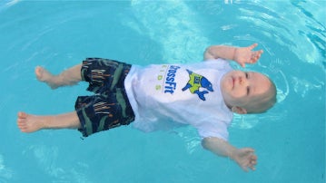 La técnica que tu bebé debe aprender para no ahogarse en la piscina 