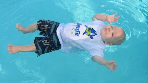 La técnica que tu bebé debe aprender para no ahogarse en la piscina 