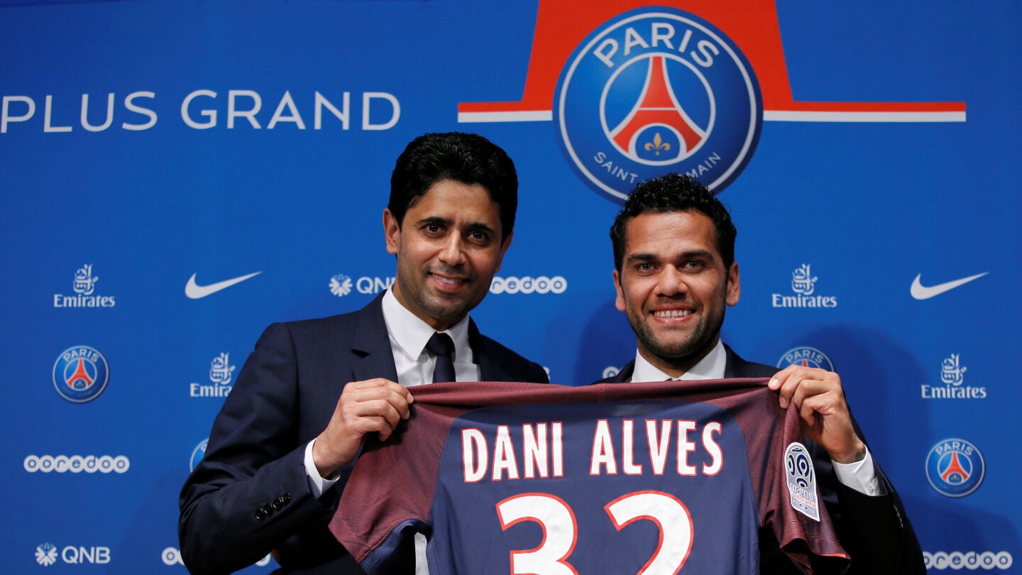 Dani Alves posa sonriente con la camiseta del PSG