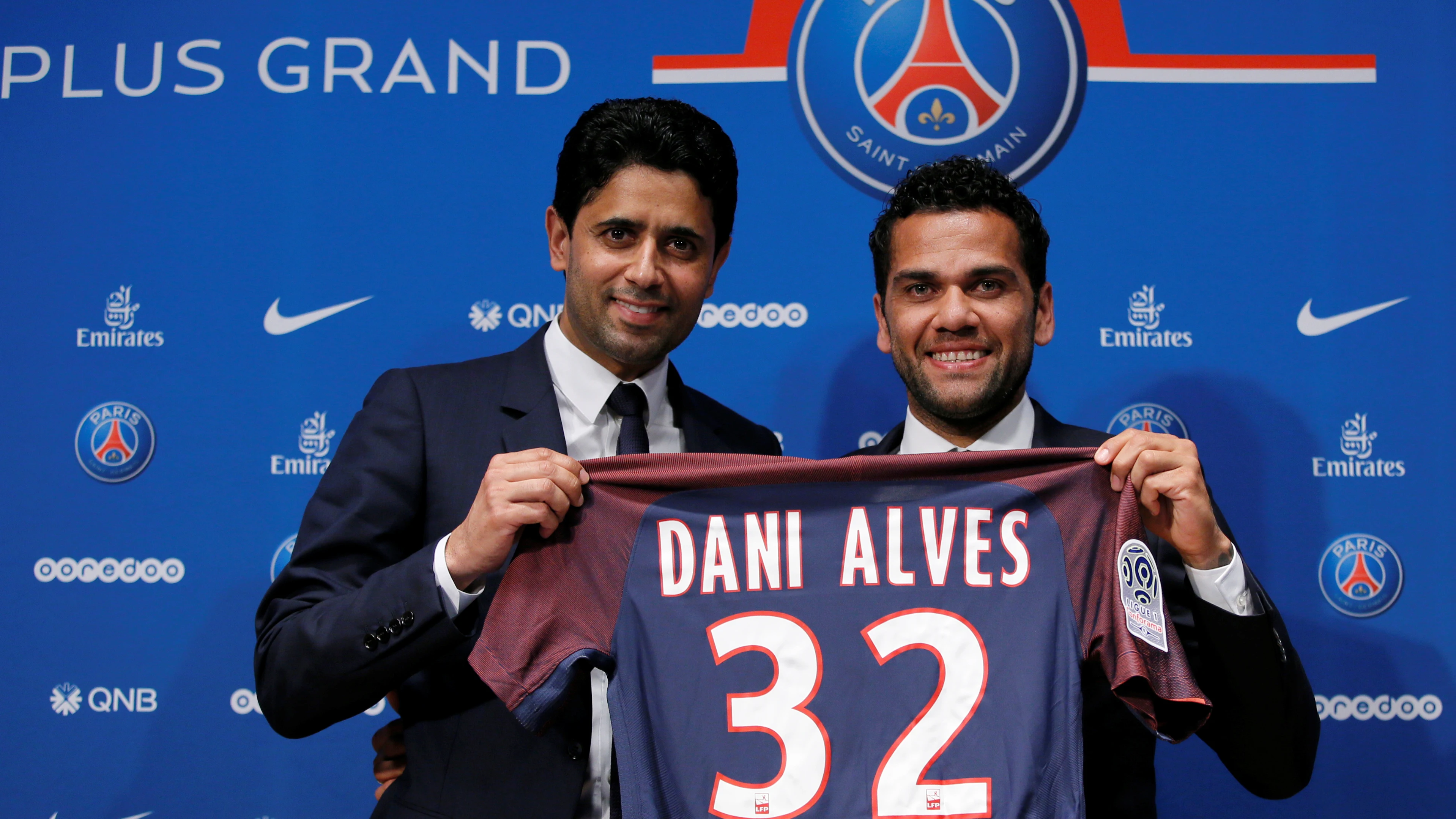 Dani Alves posa sonriente con la camiseta del PSG