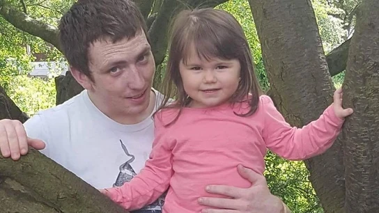 Una mujer manda una foto al padre de su hija antes de asesinarla Una mujer manda una foto al padre de su hija antes de asesinarla