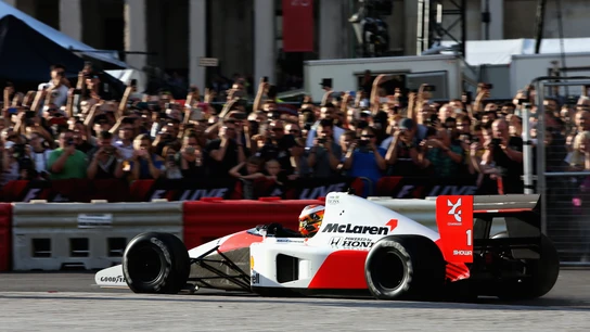 Vandoorne rueda con una réplica del McLaren-Honda que pilotó Ayrton Senna Vandoorne rueda con una réplica del McLaren-Honda que pilotó Ayrton Senna