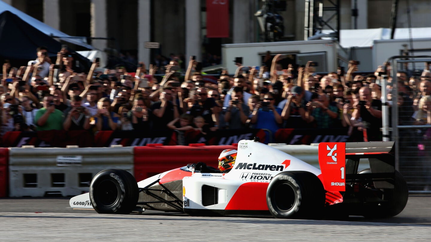 Vandoorne rueda con una r&eacute;plica del McLaren-Honda que pilot&oacute; Ayrton Senna