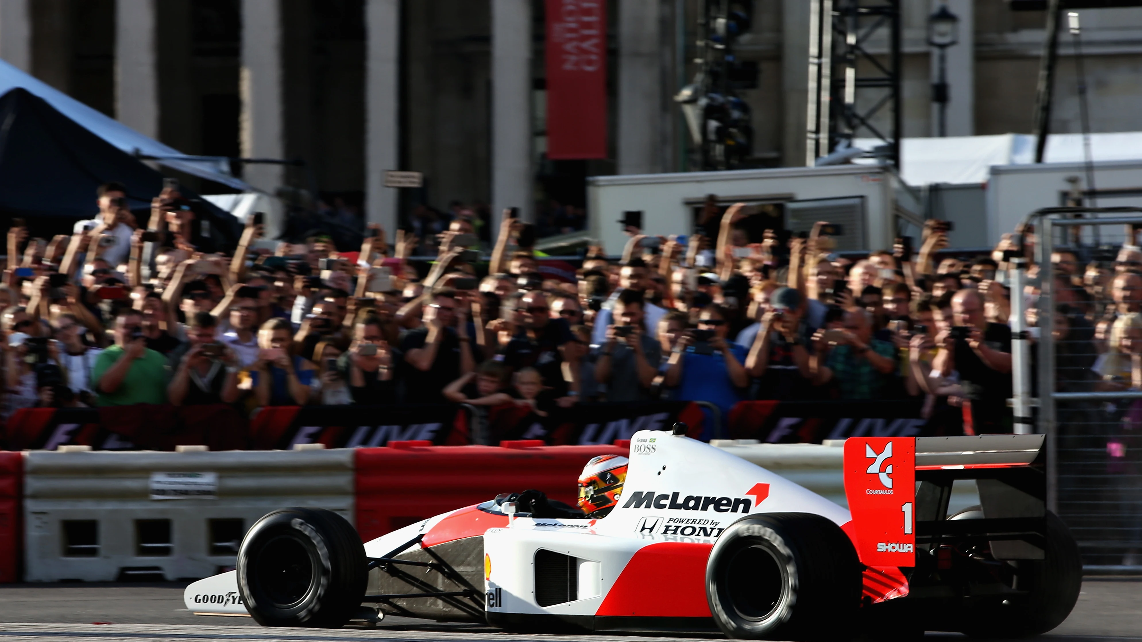 Vandoorne rueda con una réplica del McLaren-Honda que pilotó Ayrton Senna Vandoorne rueda con una réplica del McLaren-Honda que pilotó Ayrton Senna