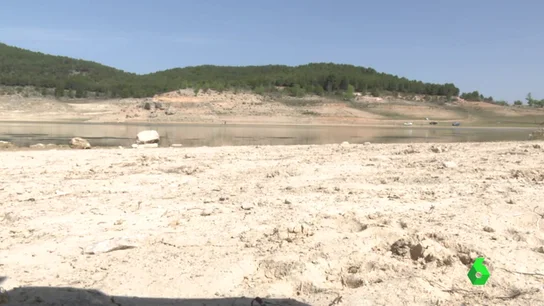Imagen de un embalse con poco nivel de agua Imagen de un embalse con poco nivel de agua