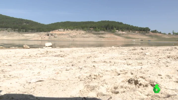 Imagen de un embalse con poco nivel de agua