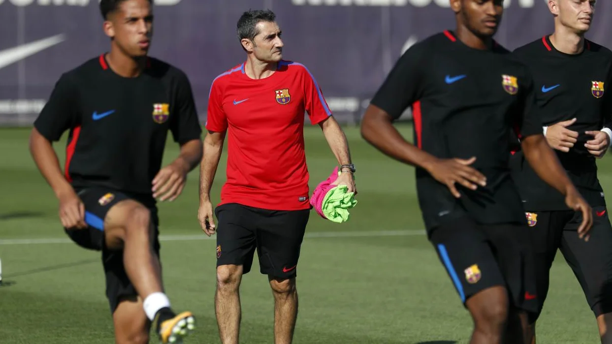 Ernesto Valverde dirige su primer entrenamiento en el FC Barcelona.