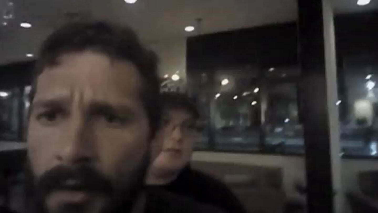 Difunden el v&iacute;deo de la detenci&oacute;n del actor Shia LaBeouf, en estado de embriaguez e insultando a los polic&iacute;as