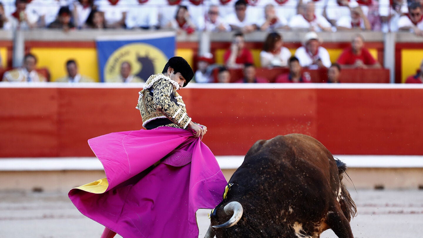 El diestro Alberto L&oacute;pez Sim&oacute;n en la faena a su primer toro