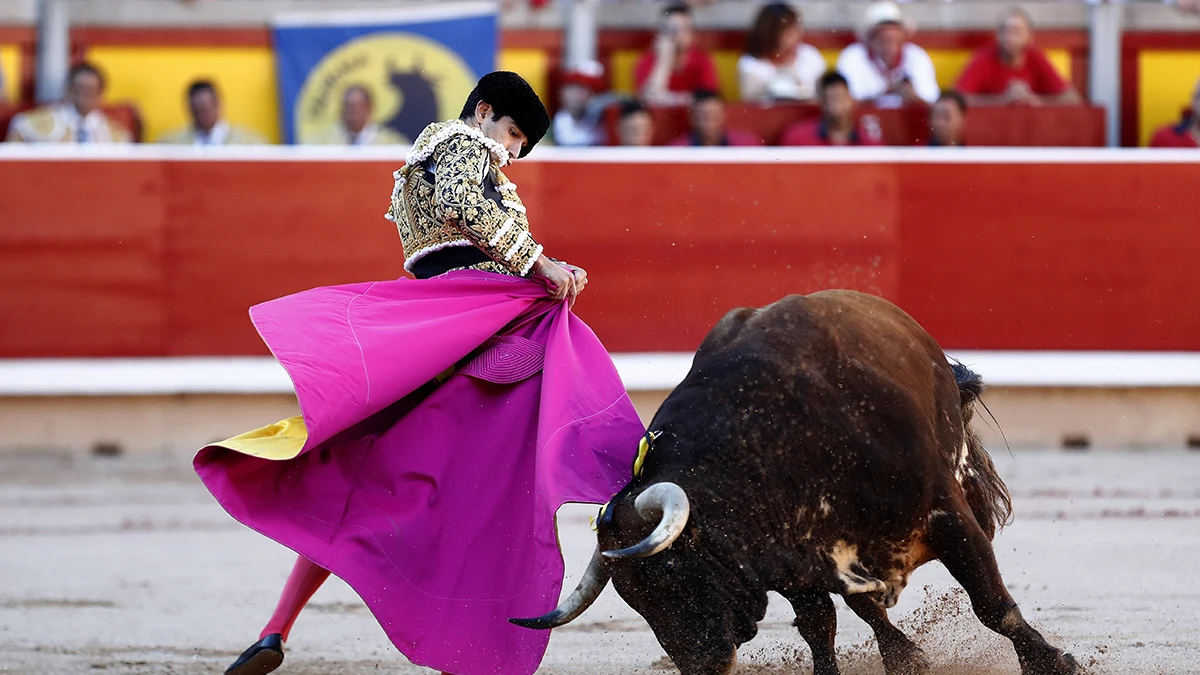 El diestro Alberto López Simón en la faena a su primer toro