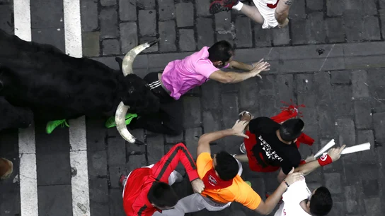 Sexto encierro San Fermín 2017 Un mozo es arrollado por un toro de la ganadería madrileña de Victoriano del Río.