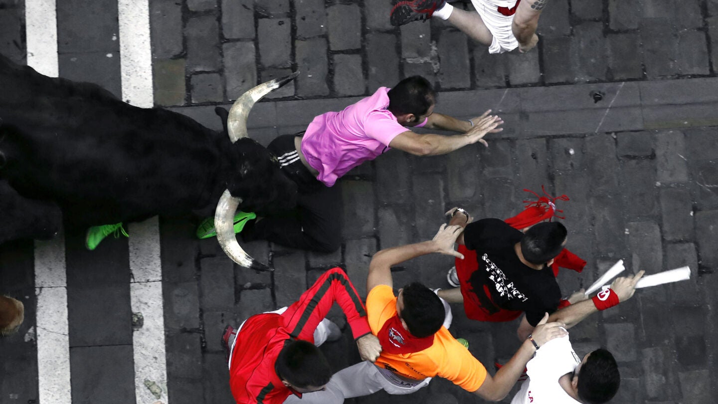 Un mozo es arrollado por un toro de la ganader&iacute;a madrile&ntilde;a de Victoriano del R&iacute;o.