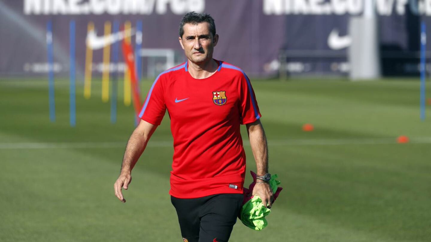 Ernesto Valverde, durante un entrenamiento del Barcelona