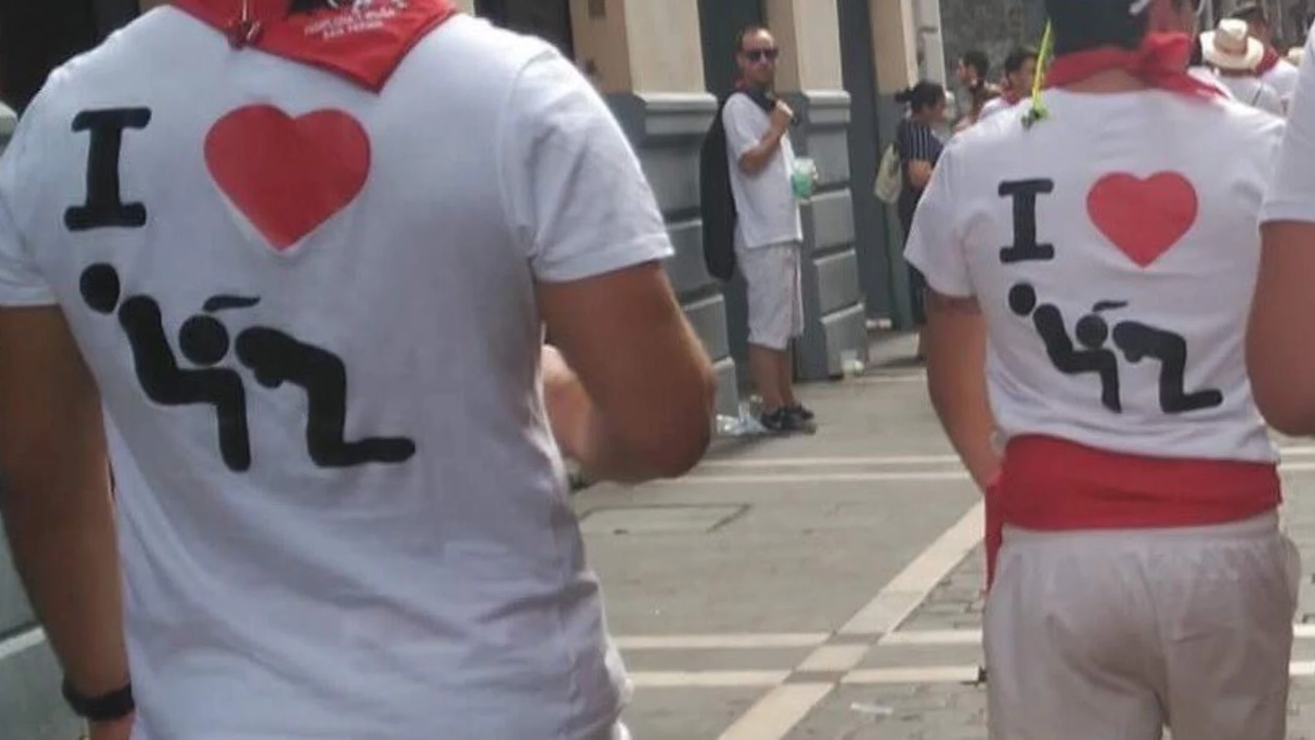 Camisetas con mensajes machistas vistas en San Fermín