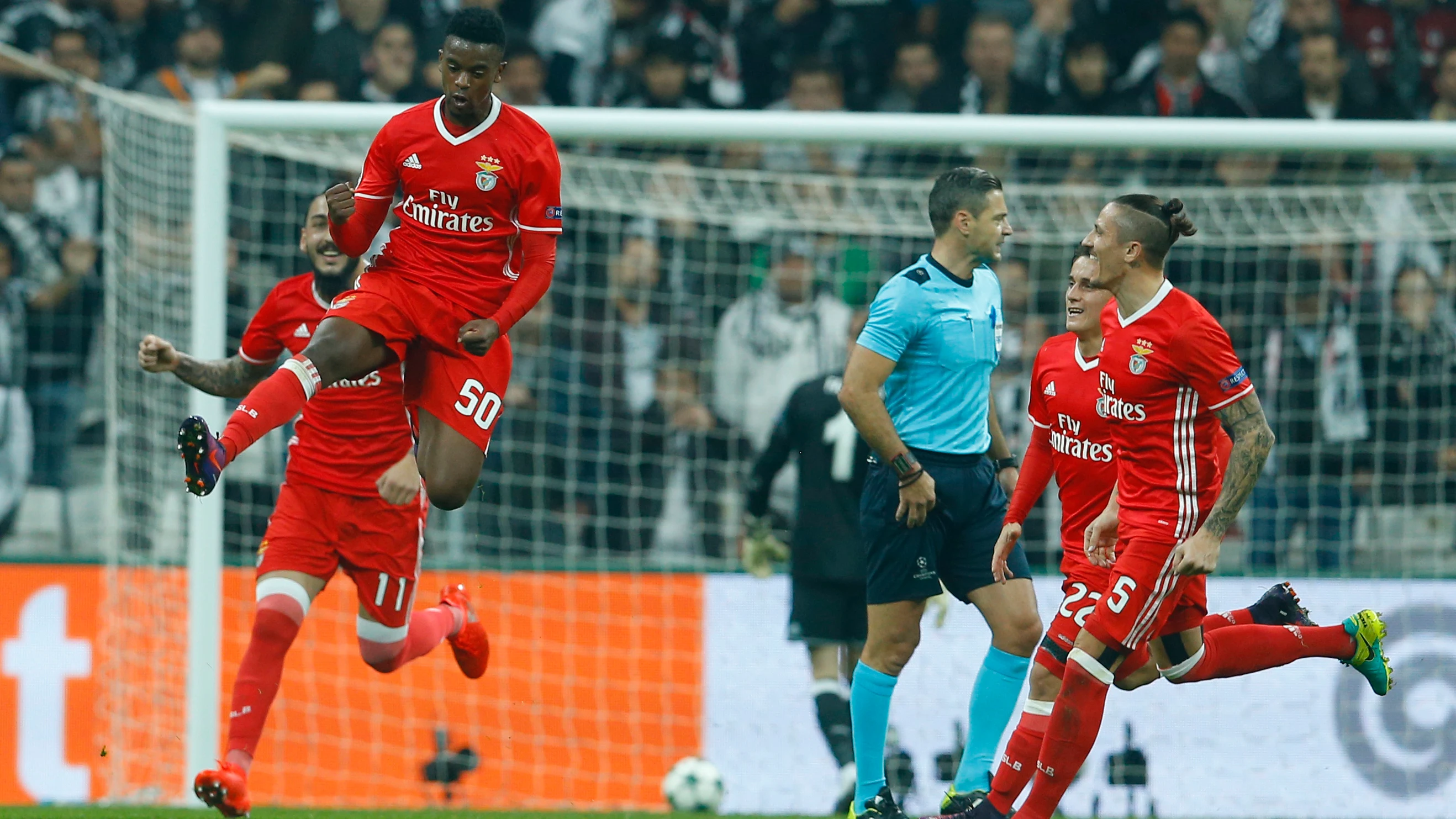 Nelson Semedo celebra un gol con el Benfica