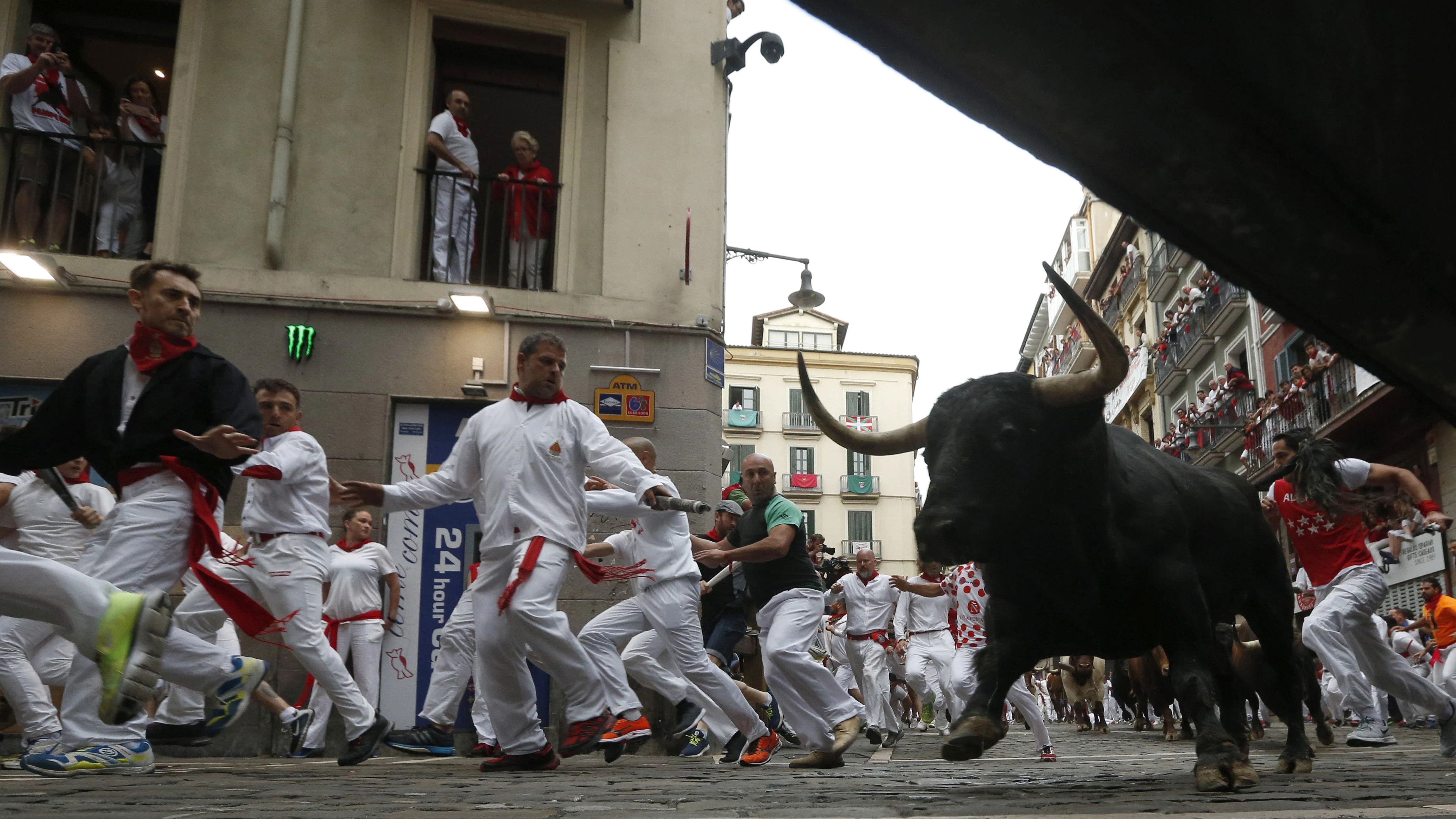 Los toros de N&uacute;&ntilde;ez del Cuvillo a su paso por la curva Mercaderes en el pen&uacute;ltimo encierro de las fiestas de San Ferm&iacute;n 2017.