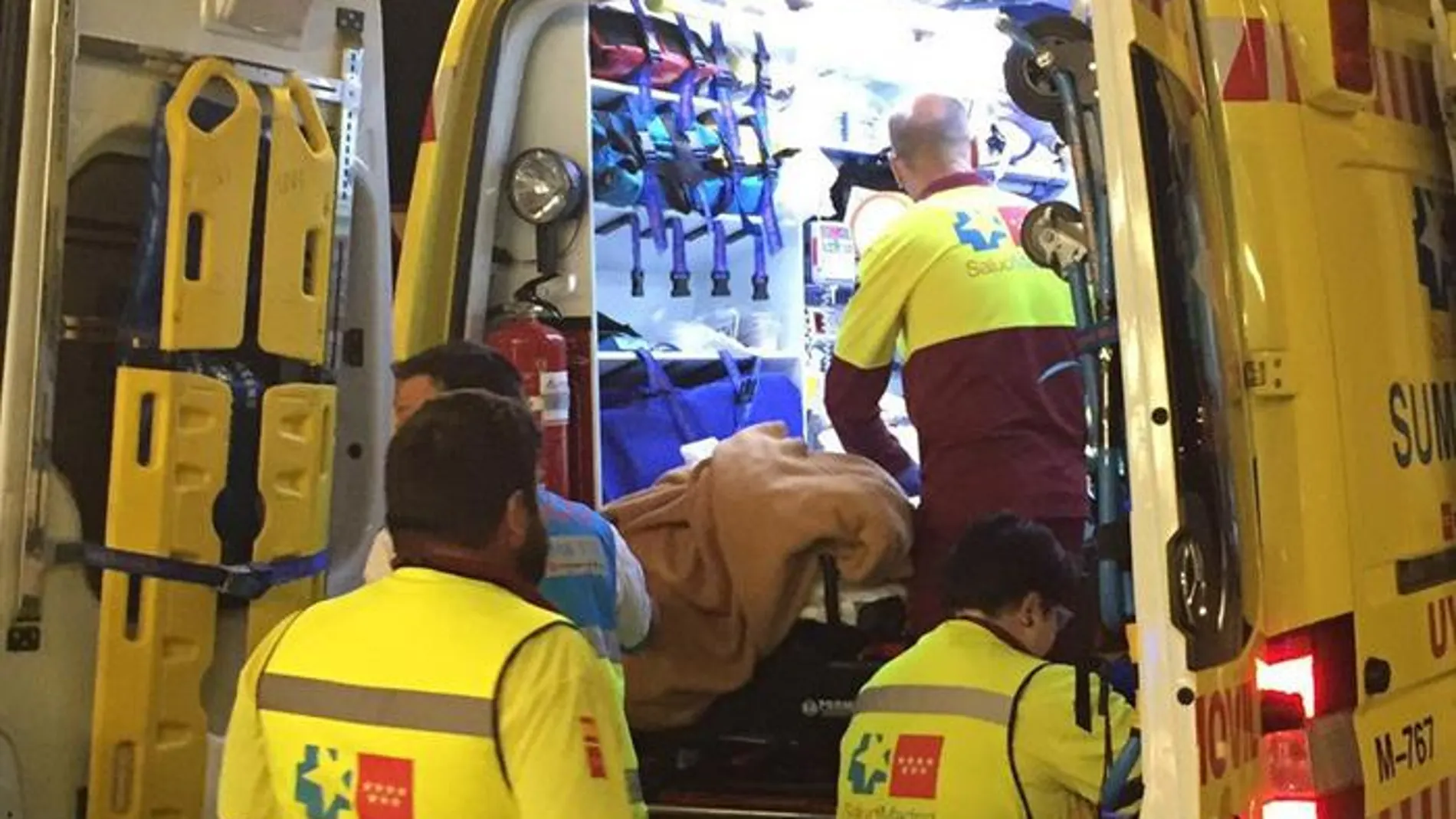 Traslado de uno de los heridos al hospital Puerta de Hierro