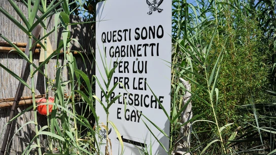 Cartel homófobo en la playa de 'Punta Canna' en Venecia Cartel homófobo en la playa de 'Punta Canna' en Venecia
