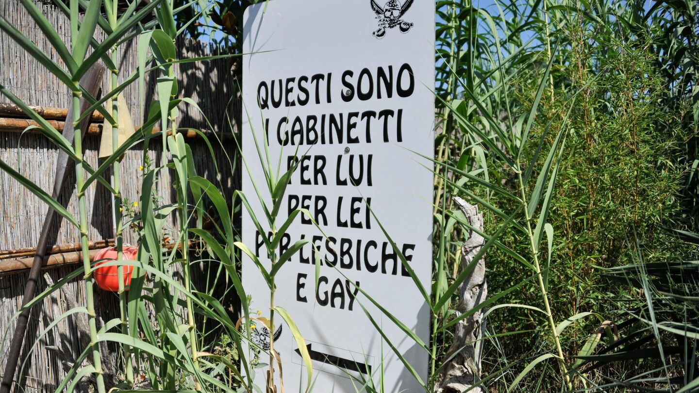 Cartel hom&oacute;fobo en la playa de 'Punta Canna' en Venecia