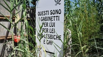 Cartel homófobo en la playa de 'Punta Canna' en Venecia