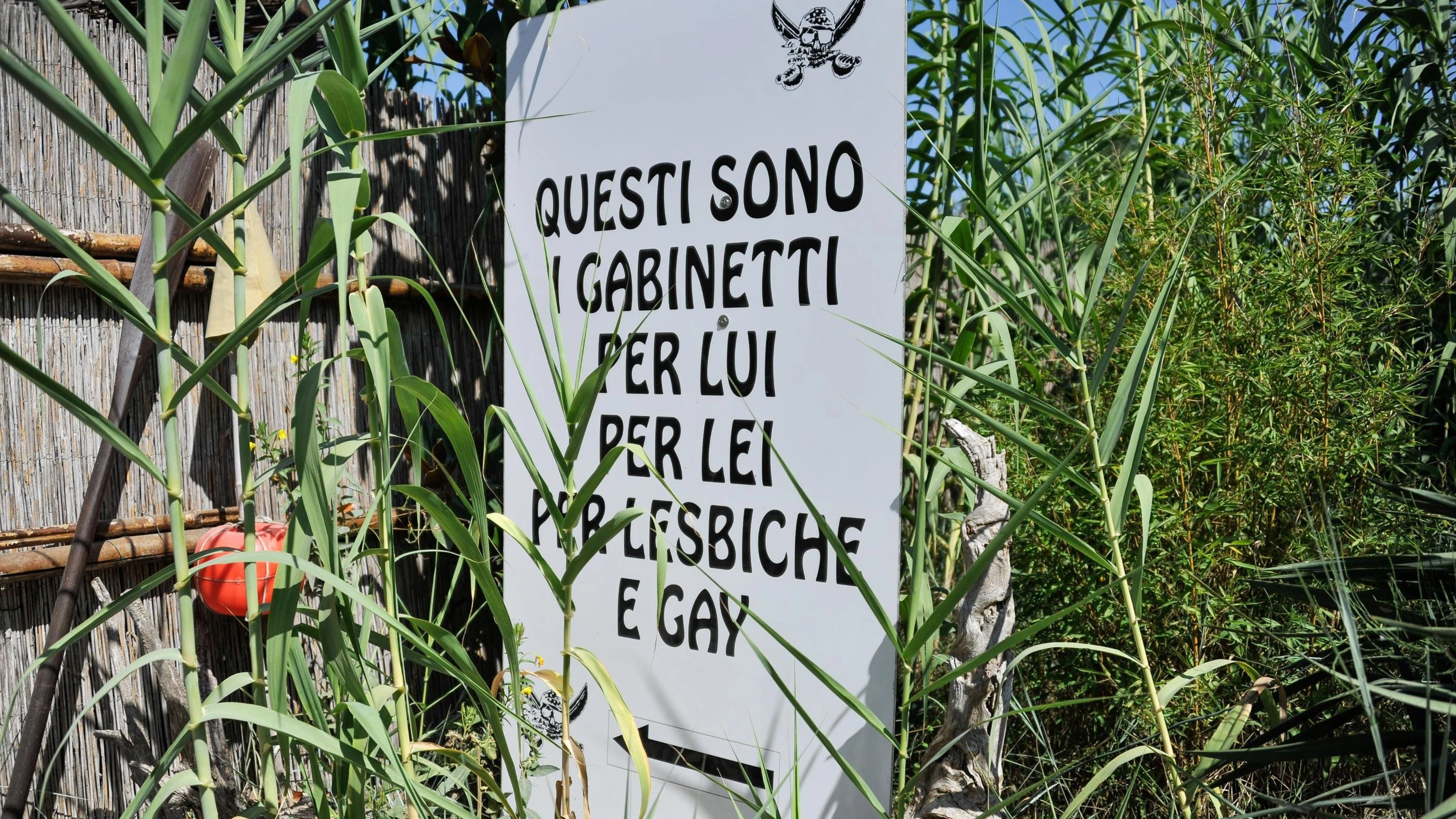 Cartel homófobo en la playa de 'Punta Canna' en Venecia