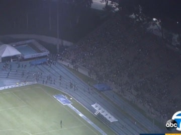 Momento del desalojo de estudiantes por la amenaza de bomba en UCLA Momento del desalojo de estudiantes por la amenaza de bomba en UCLA