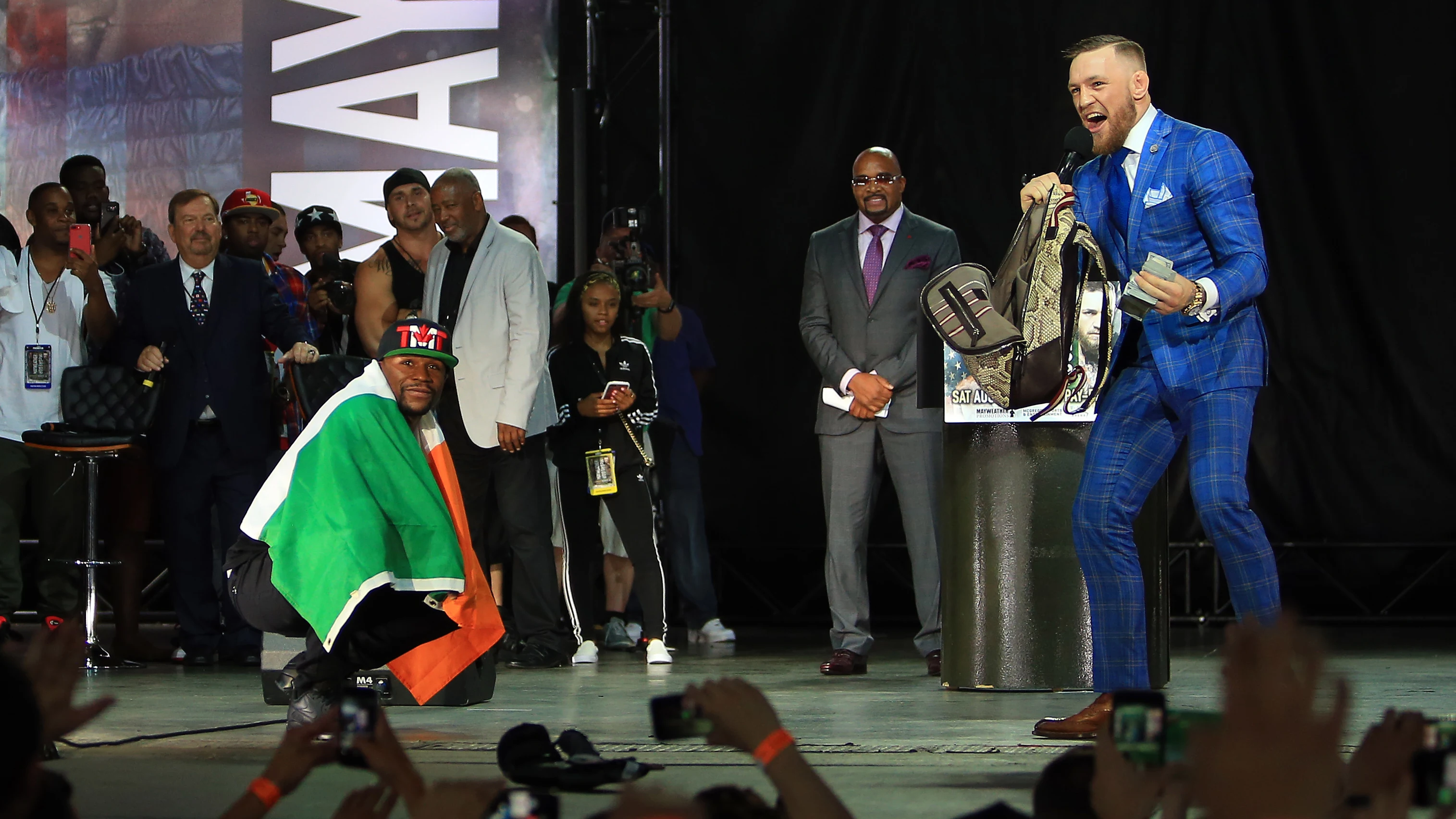 McGregor y Mayweather, en su cara a cara en Toronto McGregor y Mayweather, en su cara a cara en Toronto