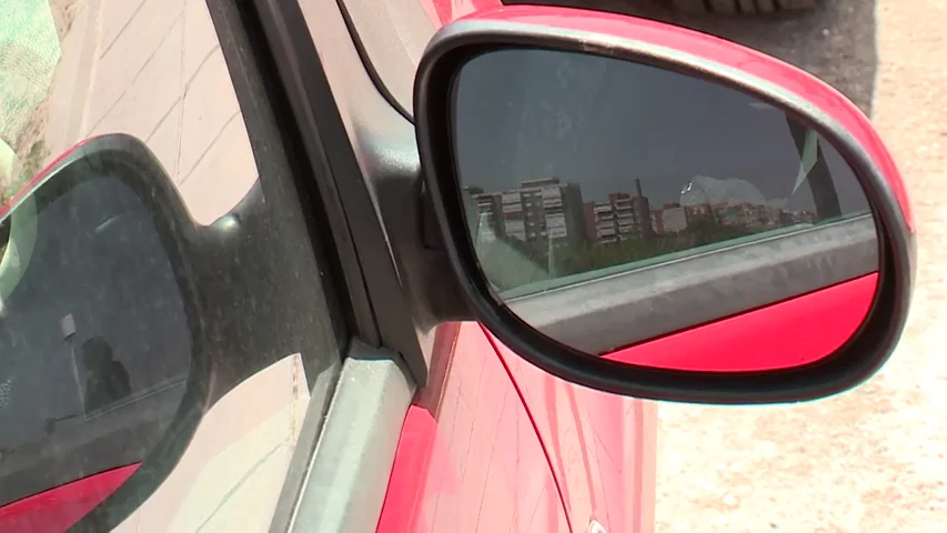 Un retrovisor de un coche en una imagen de archivo Un retrovisor de un coche en una imagen de archivo