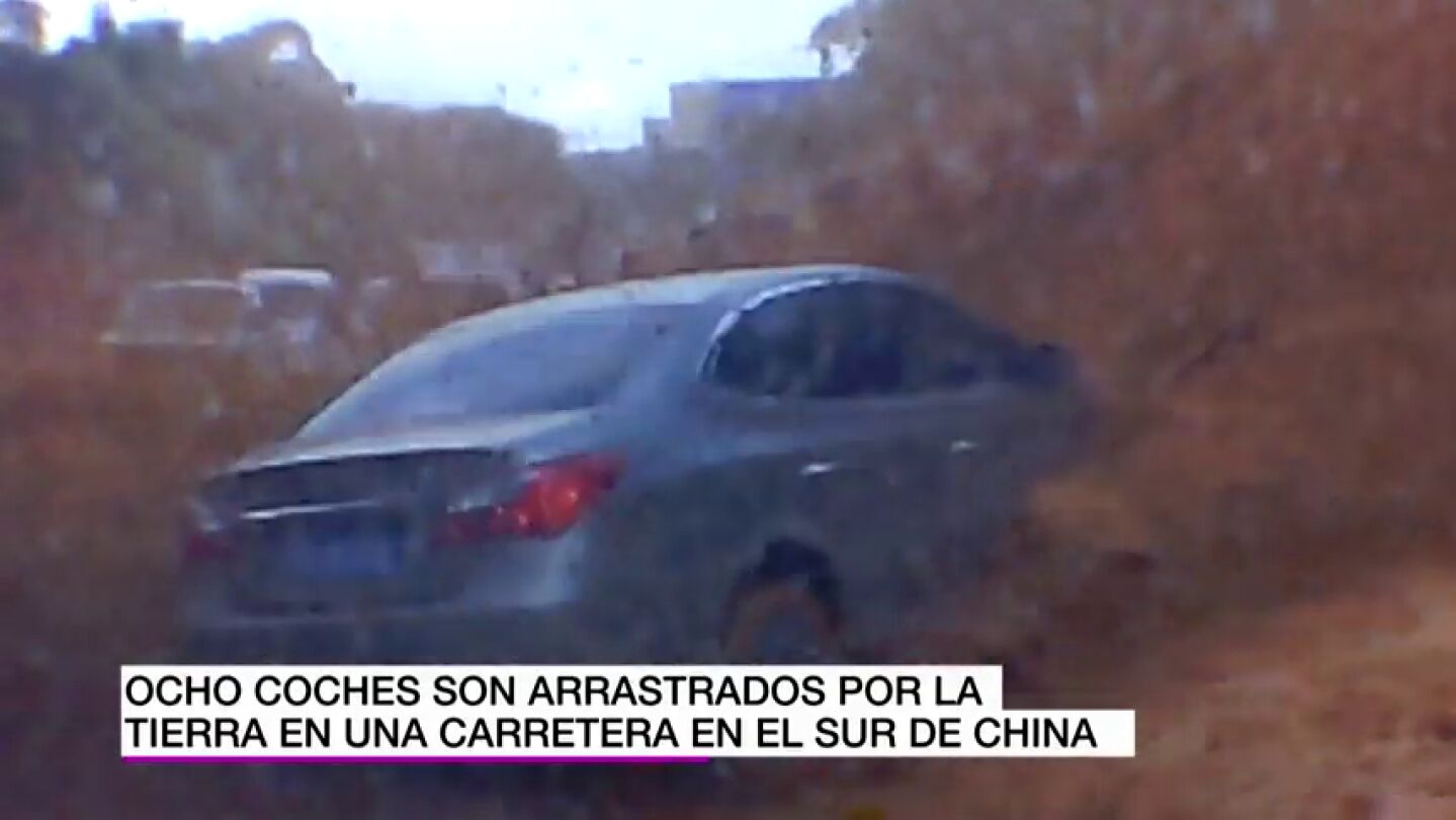 Un impresionante desprendimiento de tierra se lleva por delante ocho coches mientras circulaban en China