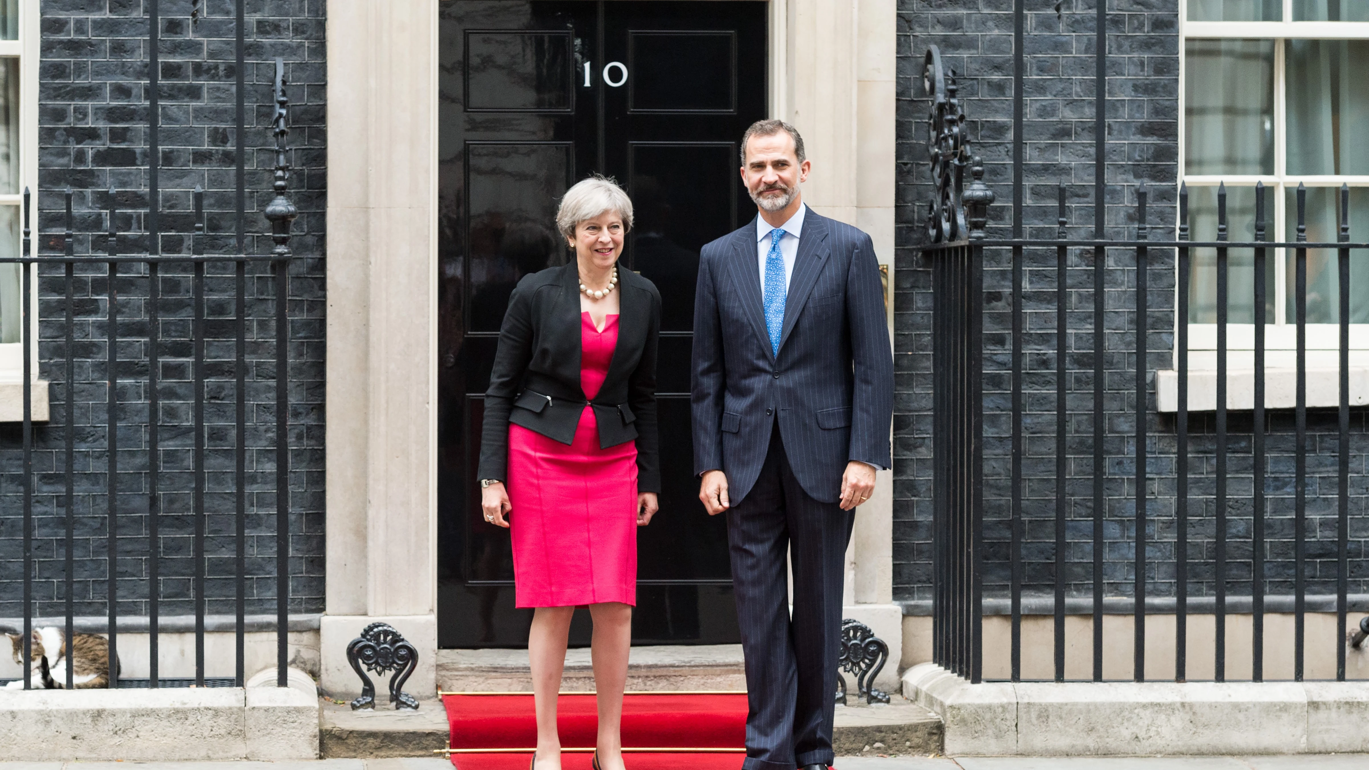 La primera ministra de Reino Unido, Theresa May, junto al Rey Felipe VI 