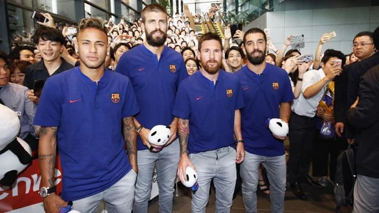Neymar, Piqué, Messi y Arda posando durante un acto. Neymar, Piqué, Messi y Arda posando durante un acto.