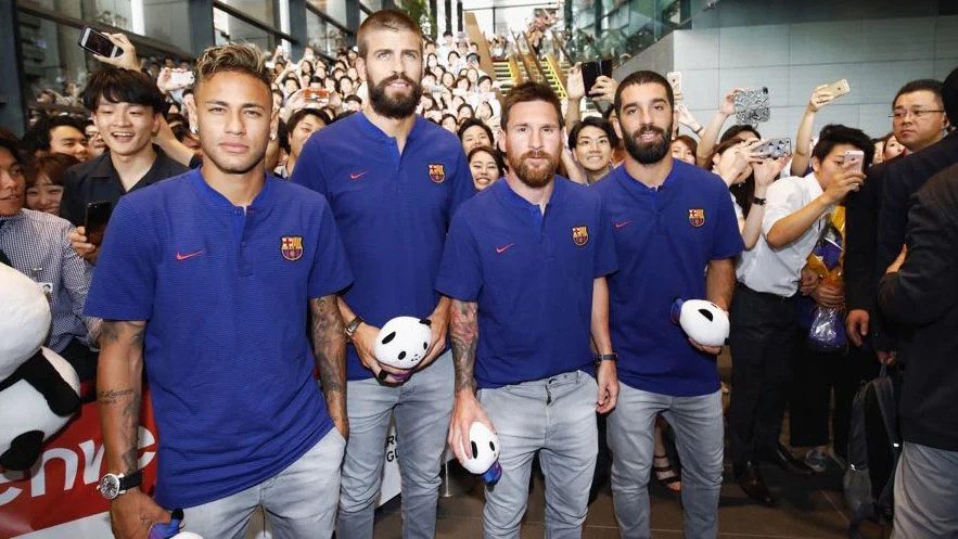 Neymar, Piqué, Messi y Arda posando durante un acto.