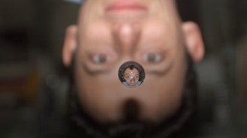 Pedro Duque a bordo de la ISS visto a través de una gota de agua