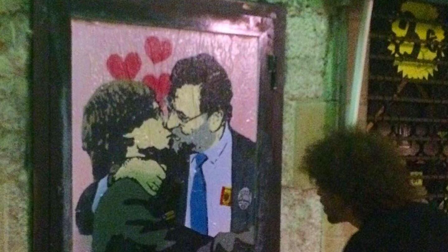 El beso imposible entre Rajoy y Puigdemont