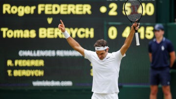 Roger Federer celebra su triunfo ante Thomas Berdych
