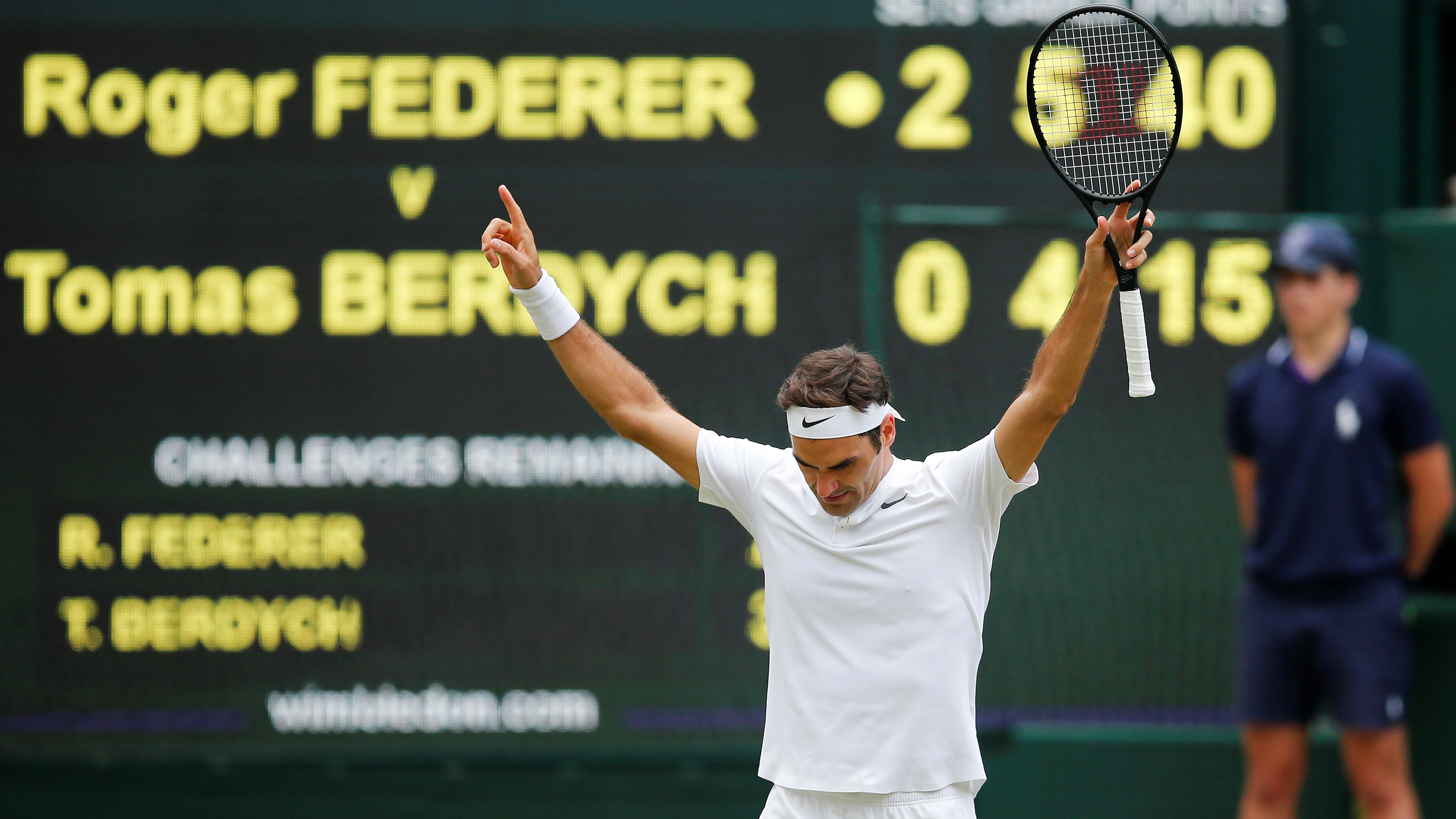 Roger Federer celebra su triunfo ante Thomas Berdych