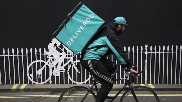 Un repartidor de Deliveroo