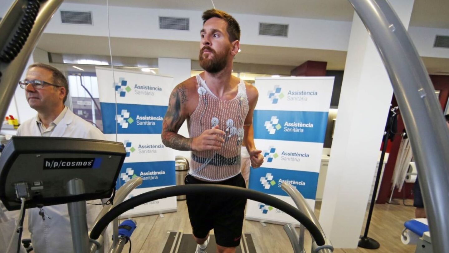 Messi pasando el reconocimiento m&eacute;dico 