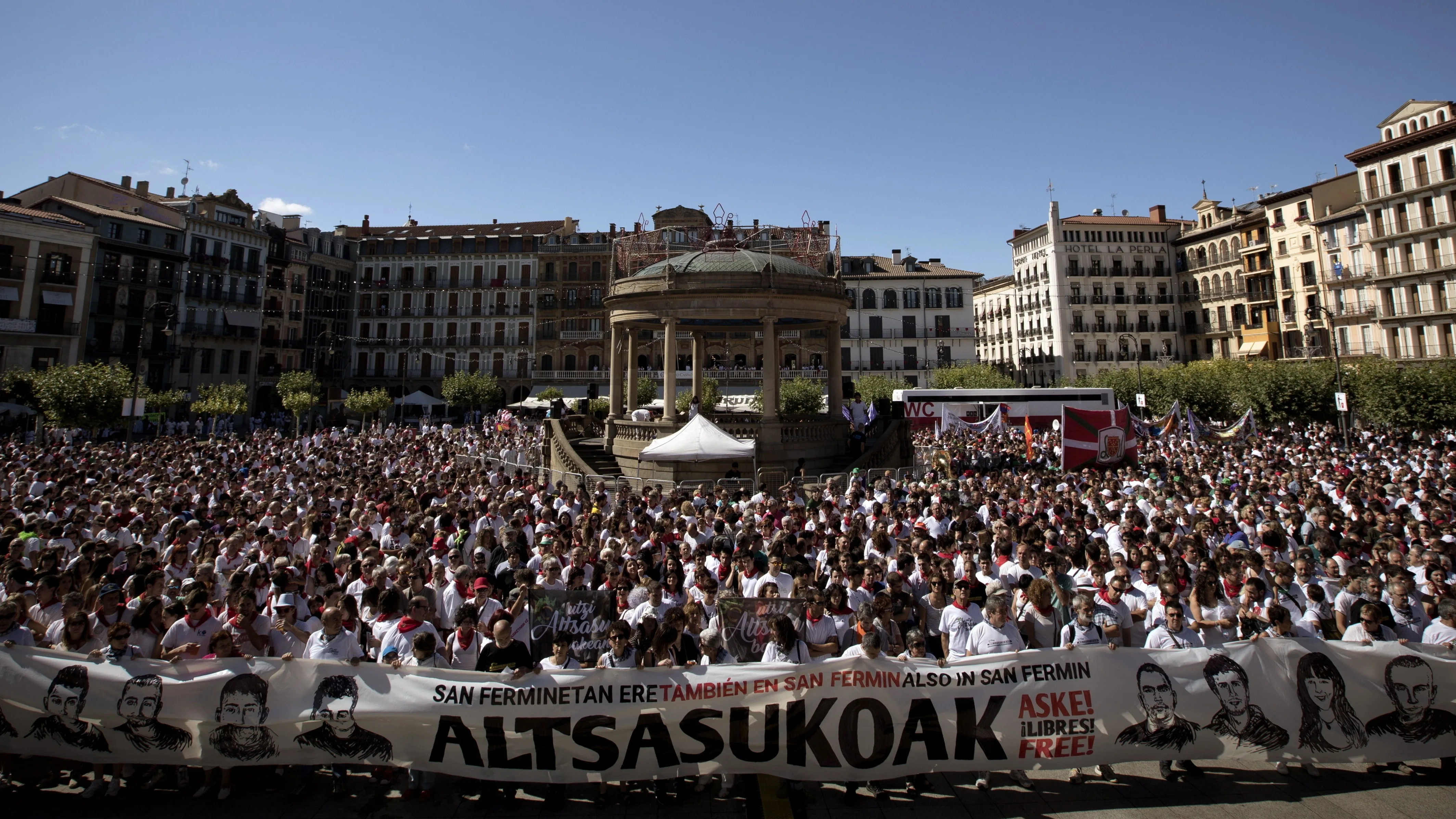 Vista de la multitudinaria concentración en apoyo de los jóvenes detenidos el 15 de octubre de 2016 por la agresión a dos guardias civiles y sus parejas en Alsasua