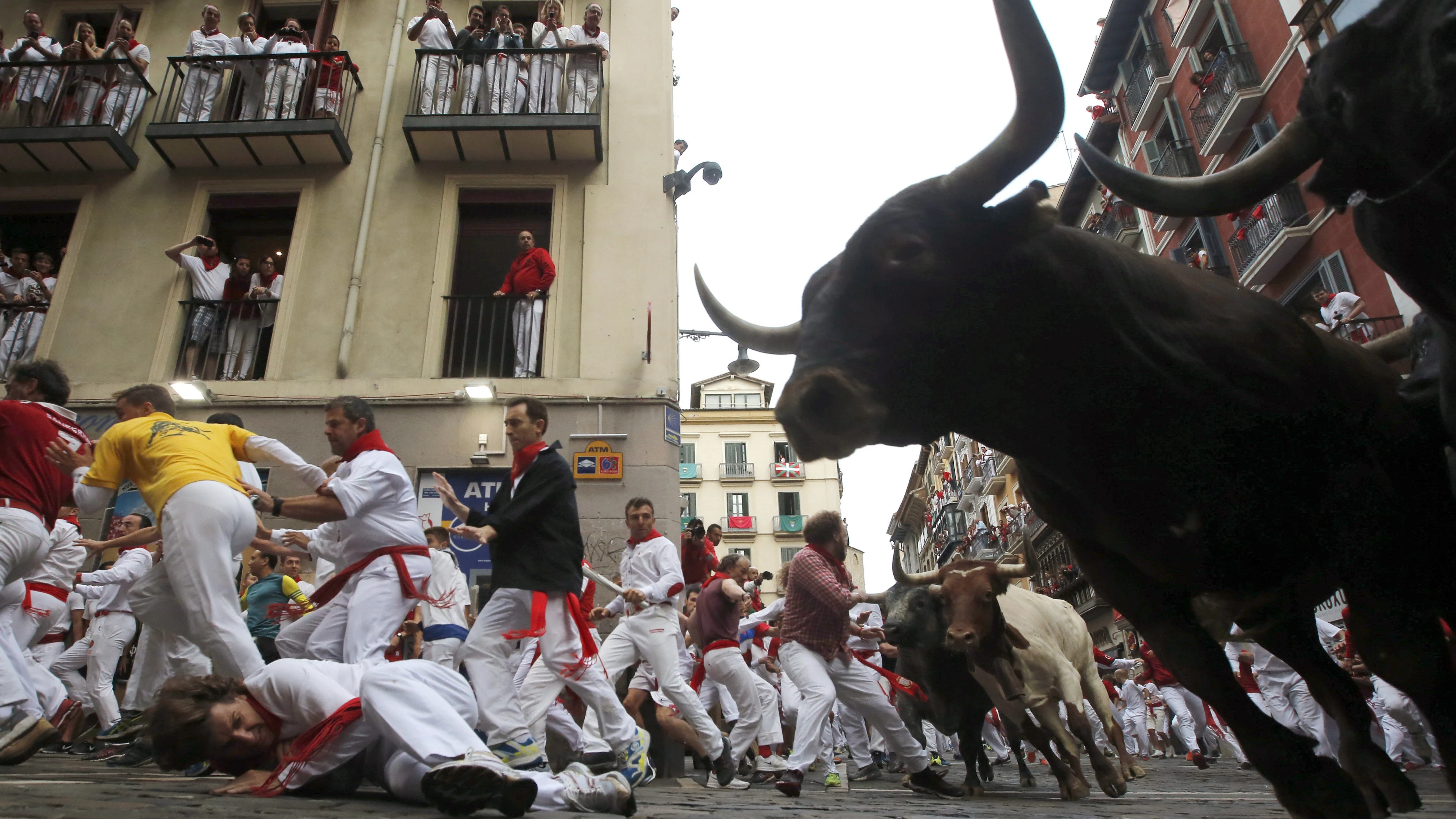 Los toros de Miura pasan por la curva de Mercaderes en el último encierro de las fiestas de 2017.