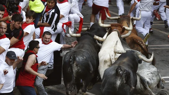 Octavo encierro | San Fermín 2017 Los toros de Miura a su paso por la Plaza Consistorial en el último encierro de los Sanfermines 2017.