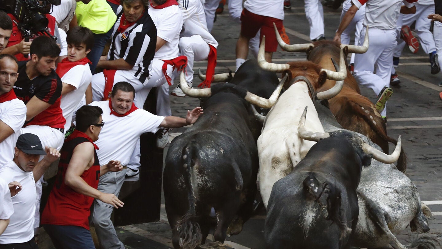 Los toros de Miura a su paso por la Plaza Consistorial en el &uacute;ltimo encierro de los Sanfermines 2017.