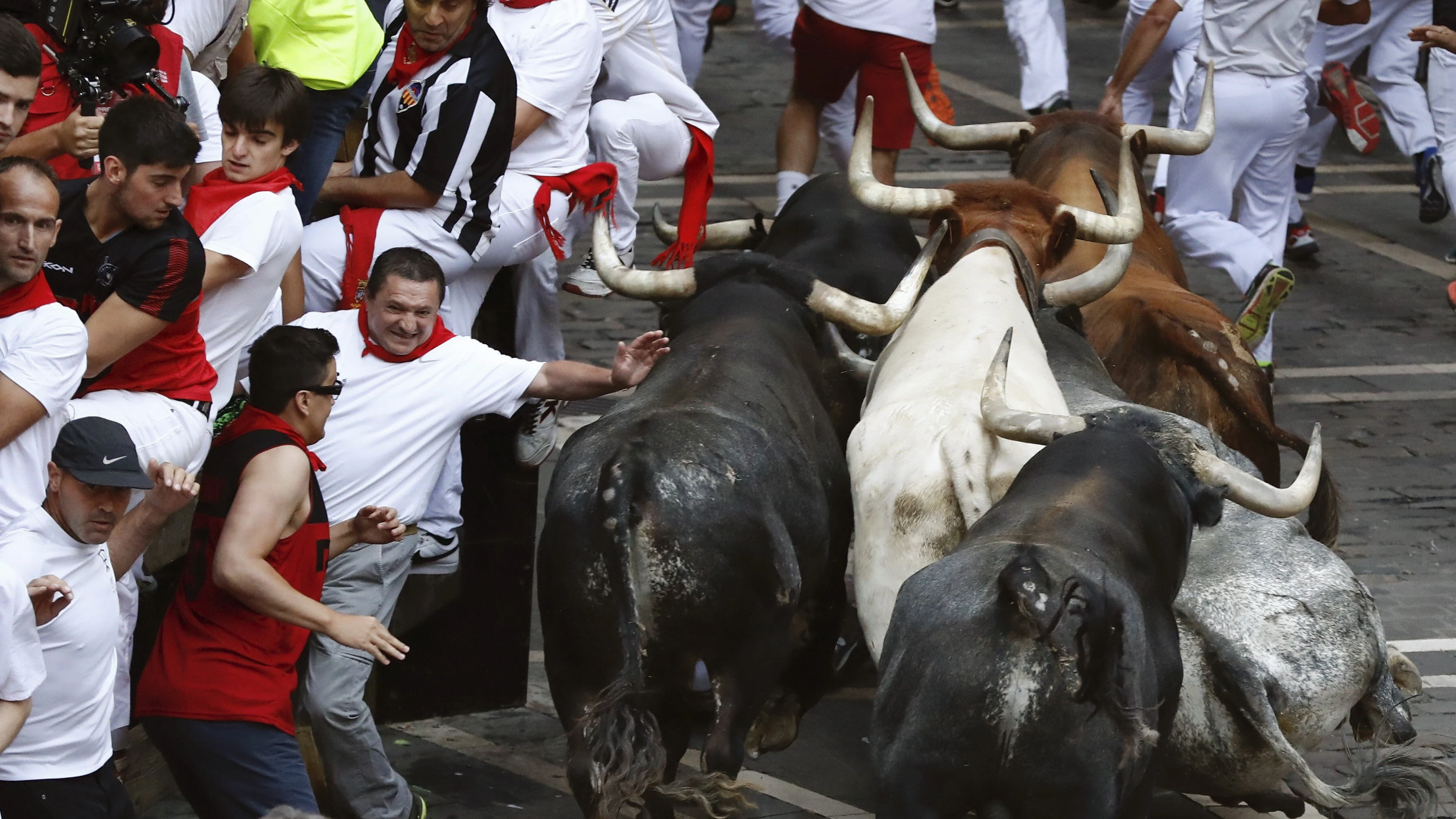 Los toros de Miura a su paso por la Plaza Consistorial en el último encierro de los Sanfermines 2017.