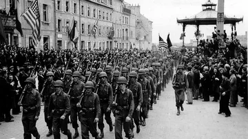 Desfile de soldados aliados tras el desembarco