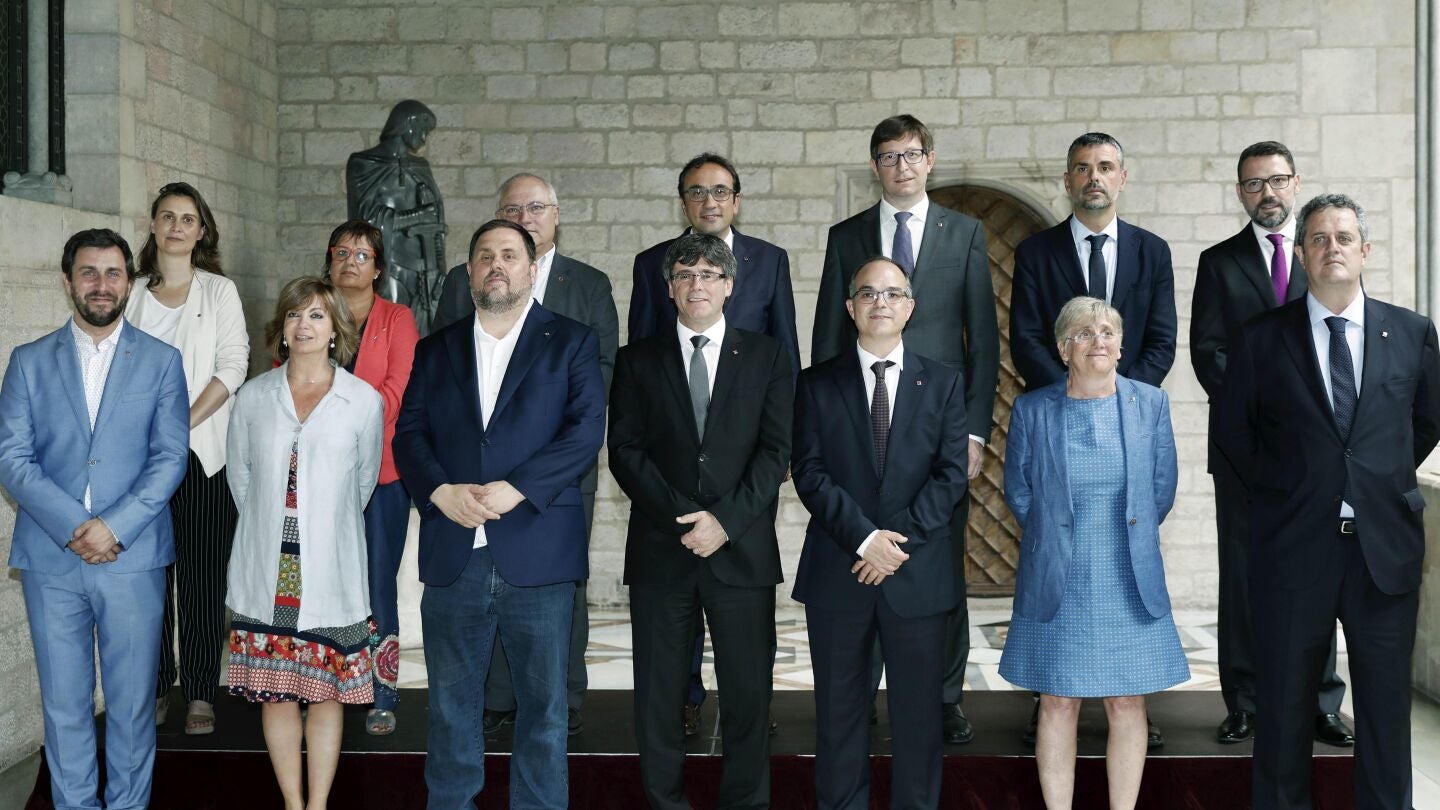 Puigdemont se fotograf&iacute;a con su nuevo equipo