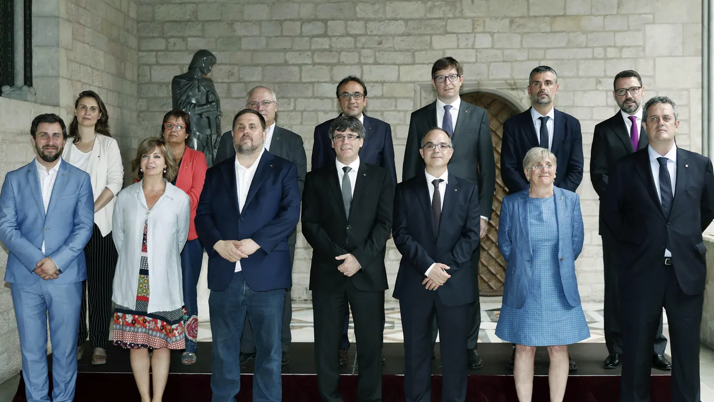 Puigdemont se fotografía con su nuevo equipo Puigdemont se fotografía con su nuevo equipo