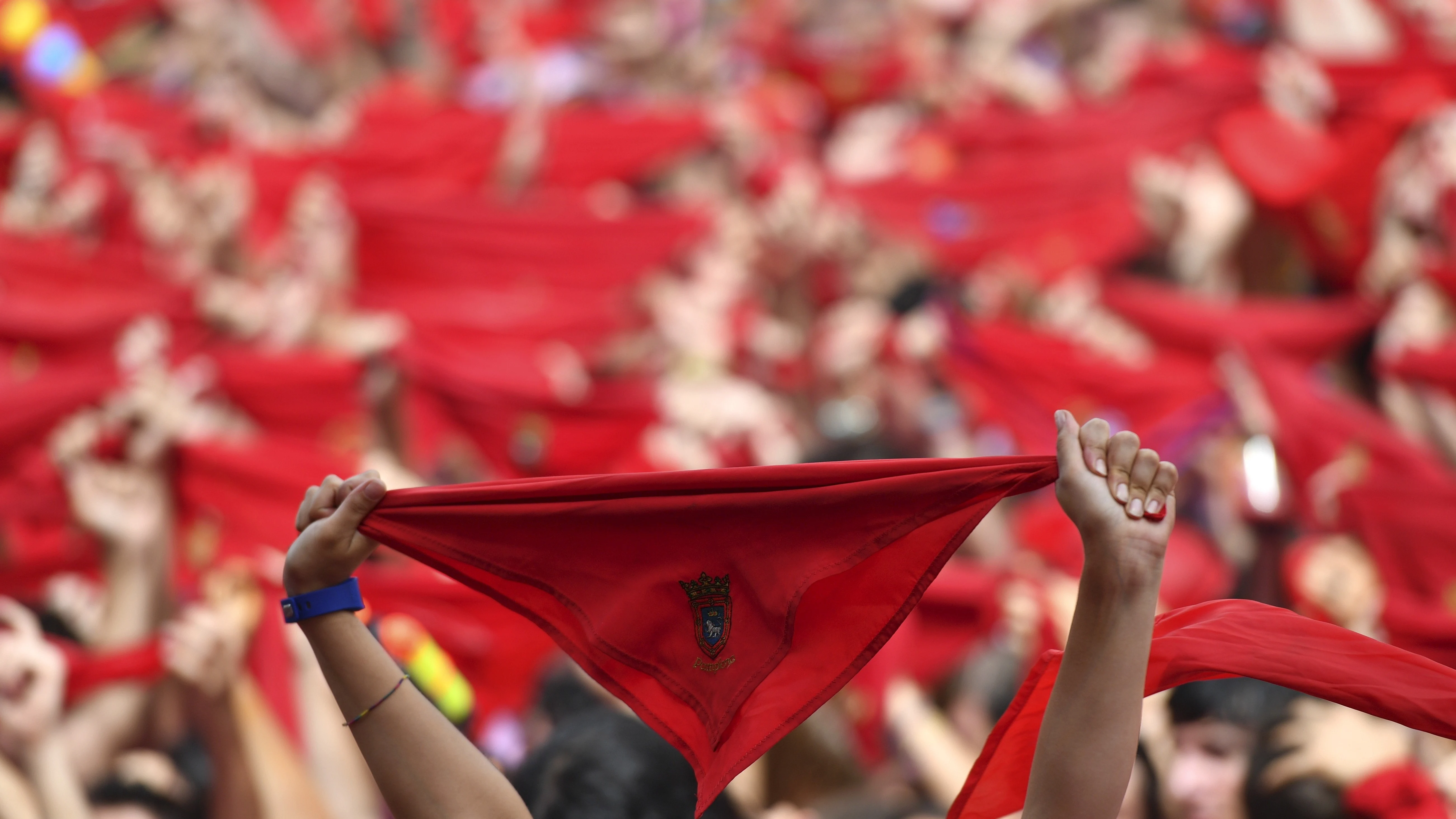 Cientos de personas festejan en la Plaza del Castillo de Pamplona