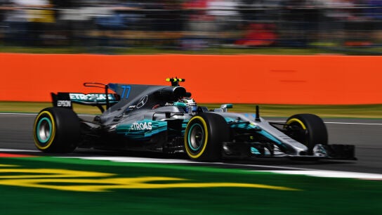 Valtteri Bottas conduce su Mercedes por el trazado de Silverstone